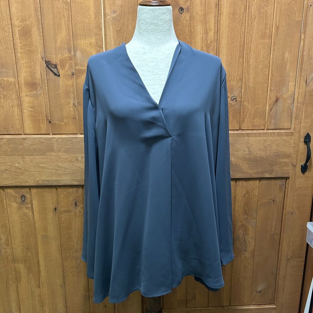 NWOT Nic + Zoe Smoke Blue Vneck Tunic Blouse